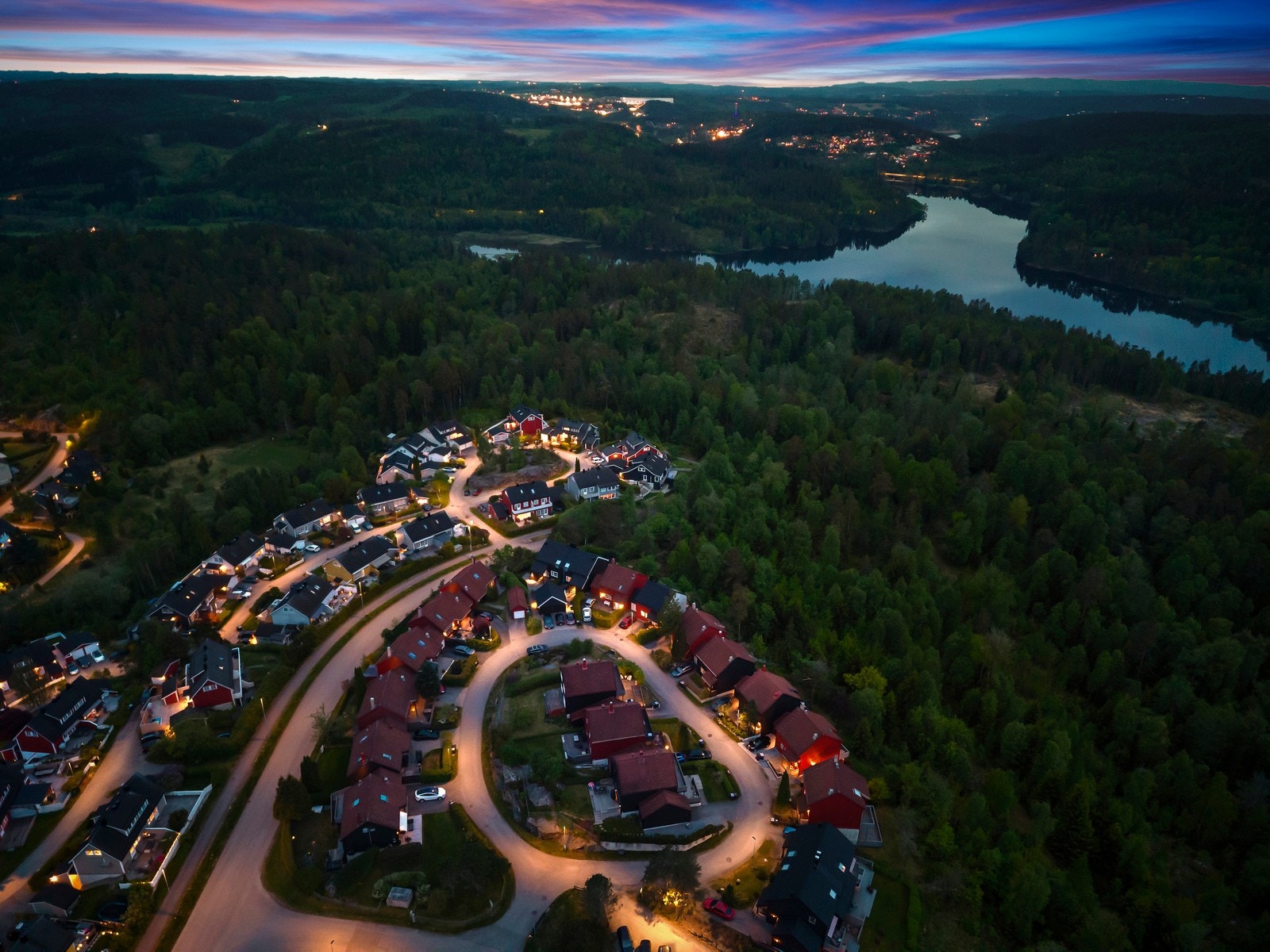 Friområdet mellom Flåtestadveien og Greverudåsen er et populært sted for aking. I tillegg er det kort vei til idrettsanlegget på Østre Greverud, som har kunstgressbane, grusbane og flerbrukshall. Galleribilde