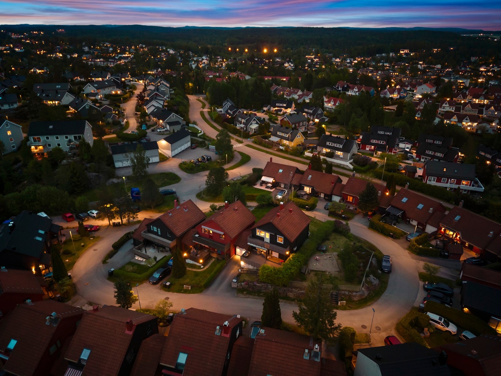 Eiendommen ligger i rolige omgivelser i et veldig hyggelig nabolag. Galleribilde