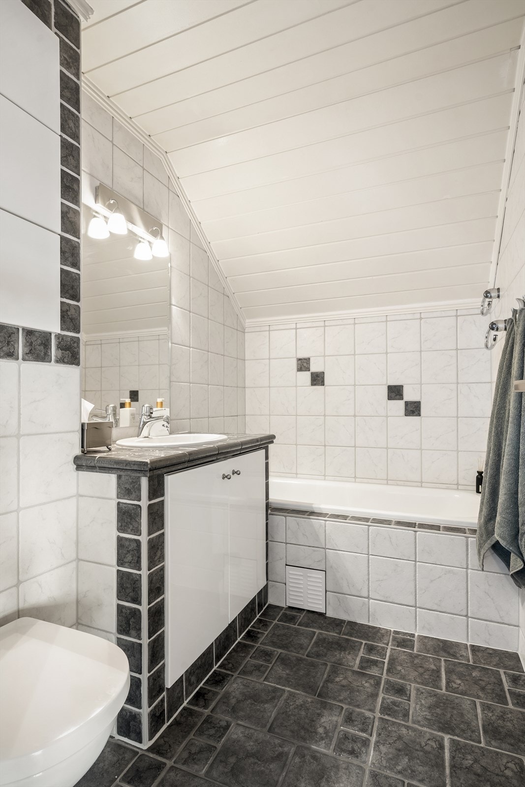 Badet i 2.etasje har nedfelt servant med speil over, badekar og vegghengt toalett. Galleribilde