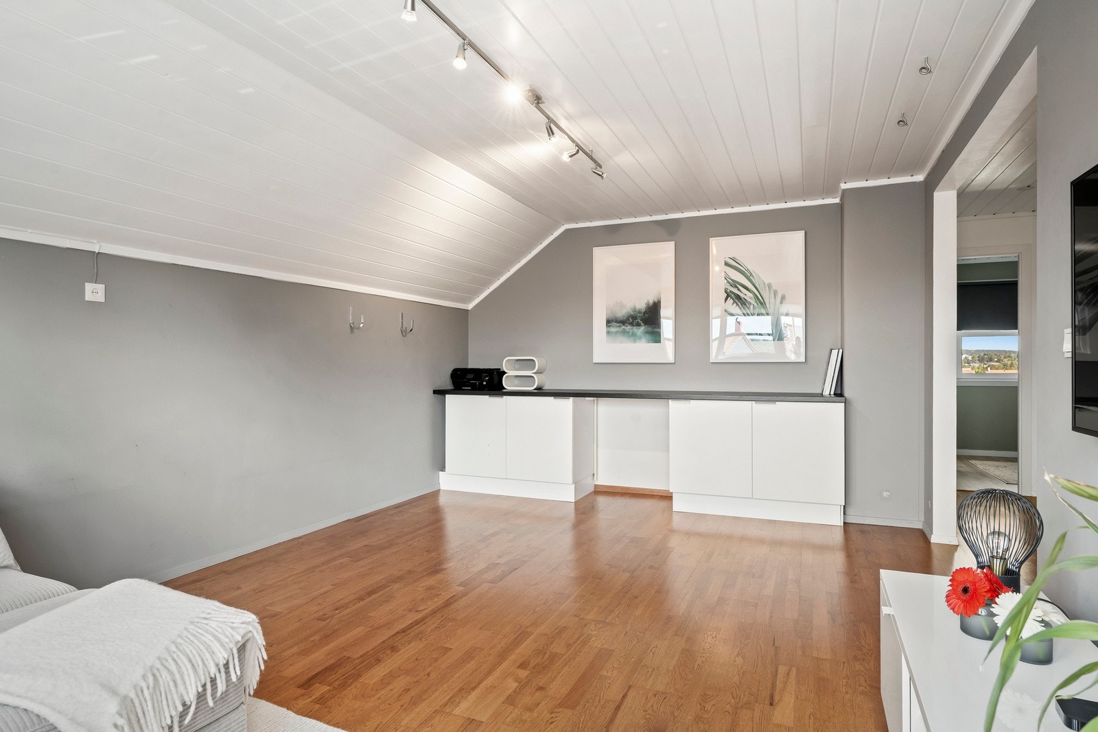 Loftsuen er av god størrelse med muligheter for å innrede med flere soner. Galleribilde