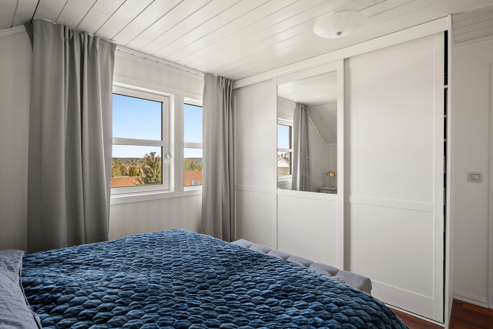 Hovedsoverommet har praktisk skyvedørsgarderobe, det samme har soverom nr.2. Galleribilde