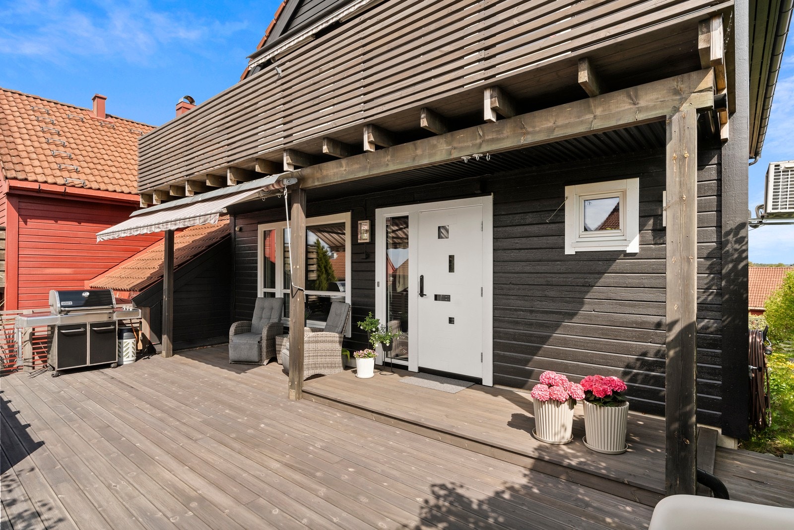 Terrassen på fremsiden er på ca. 39 kvm og har plass til flere sittegrupper. Galleribilde