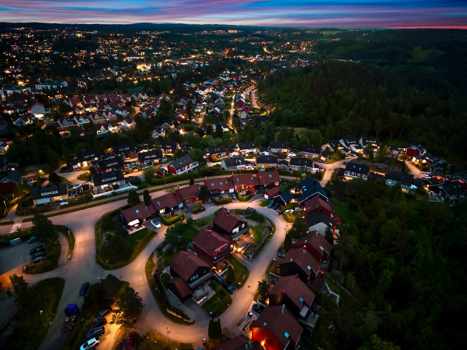 Dagligvarehandelen kan gjøres på Meny eller Rema 1000, som ligger på Greverud Torg ca. 7 minutters gange unna. Her finnes også kafé, blomsterhandel, apotek, take-away og et utbredt helsetilbud. Galleribilde