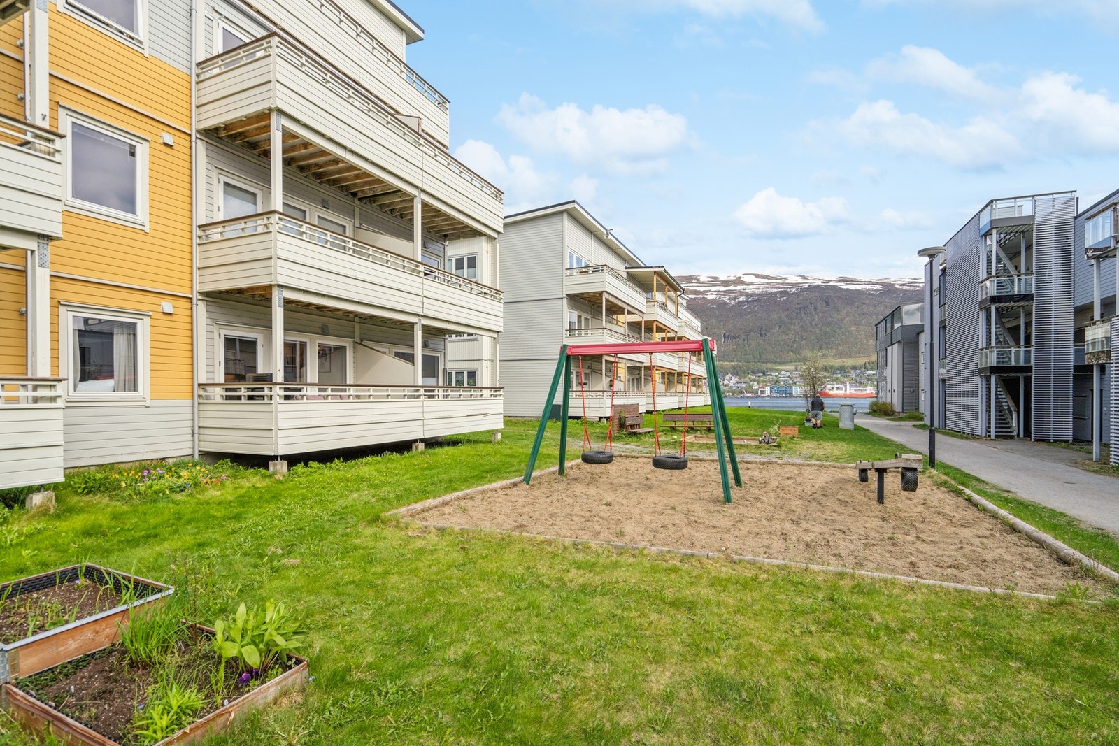 Bølgen Borettslag består av 29 boliger og har fellesarealer med lekeplass. Galleribilde
