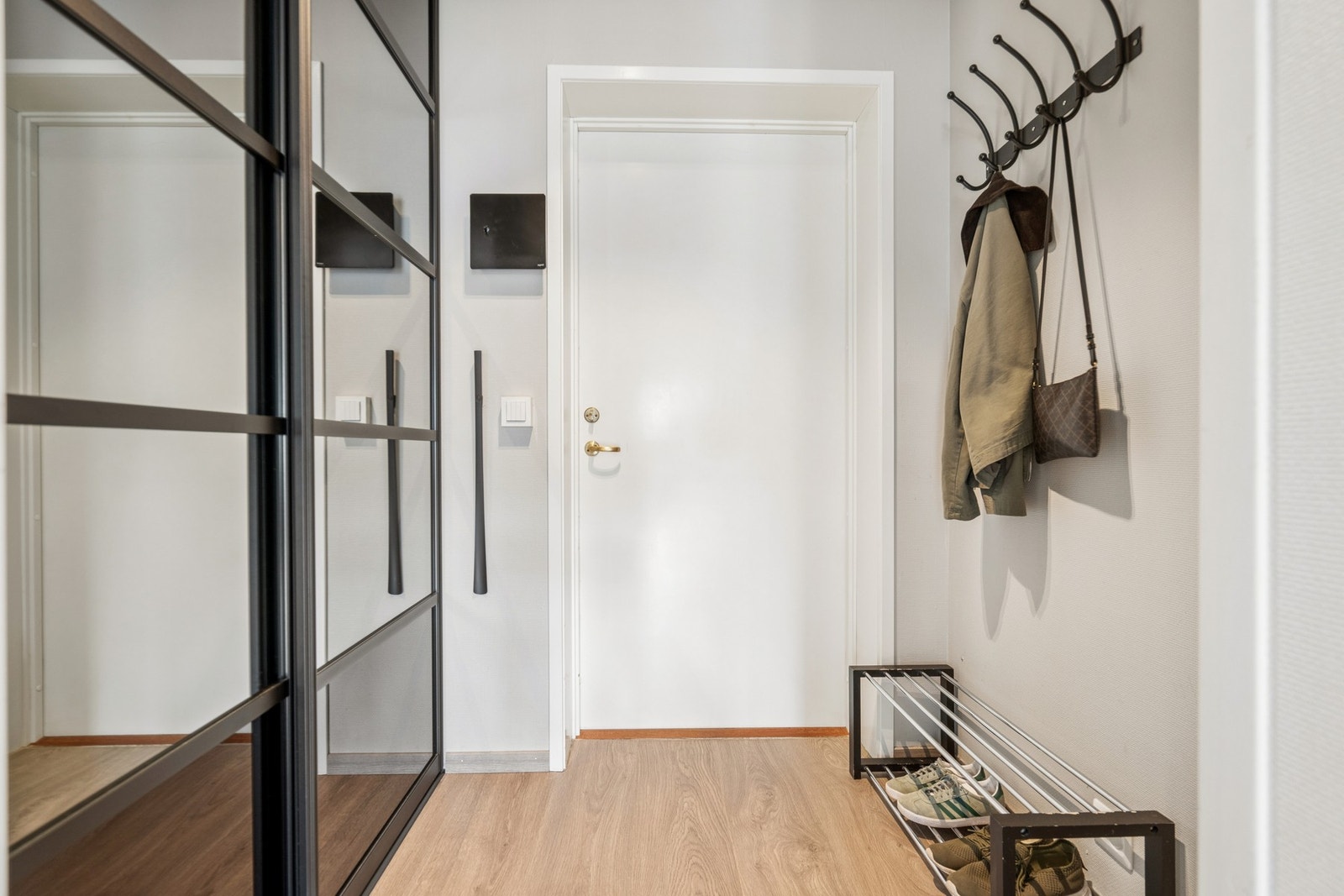 Entréen har en praktisk skyvedørsgarderobe med god lagring. Galleribilde