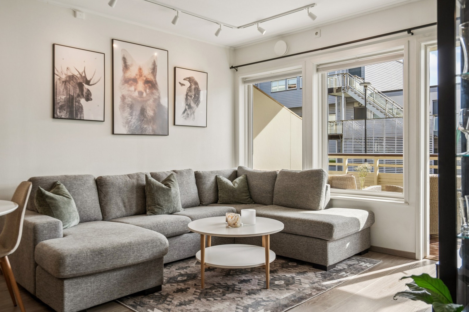 Vinduer med 2-lags isolerglass fra byggeåret slipper inn dagslys. Galleribilde