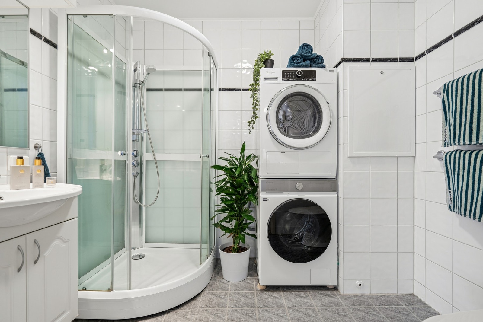 Badet er innredet med dusjkabinett og har opplegg for vaskemaskin. Galleribilde