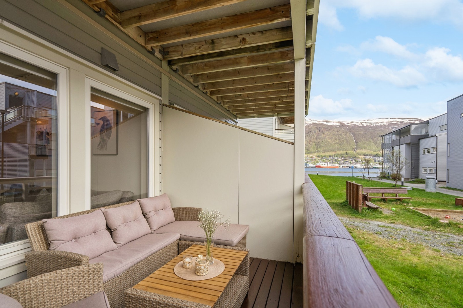 Terrassen har plass til en sittegruppe og vender ut mot borettslagets fellesareal. Galleribilde