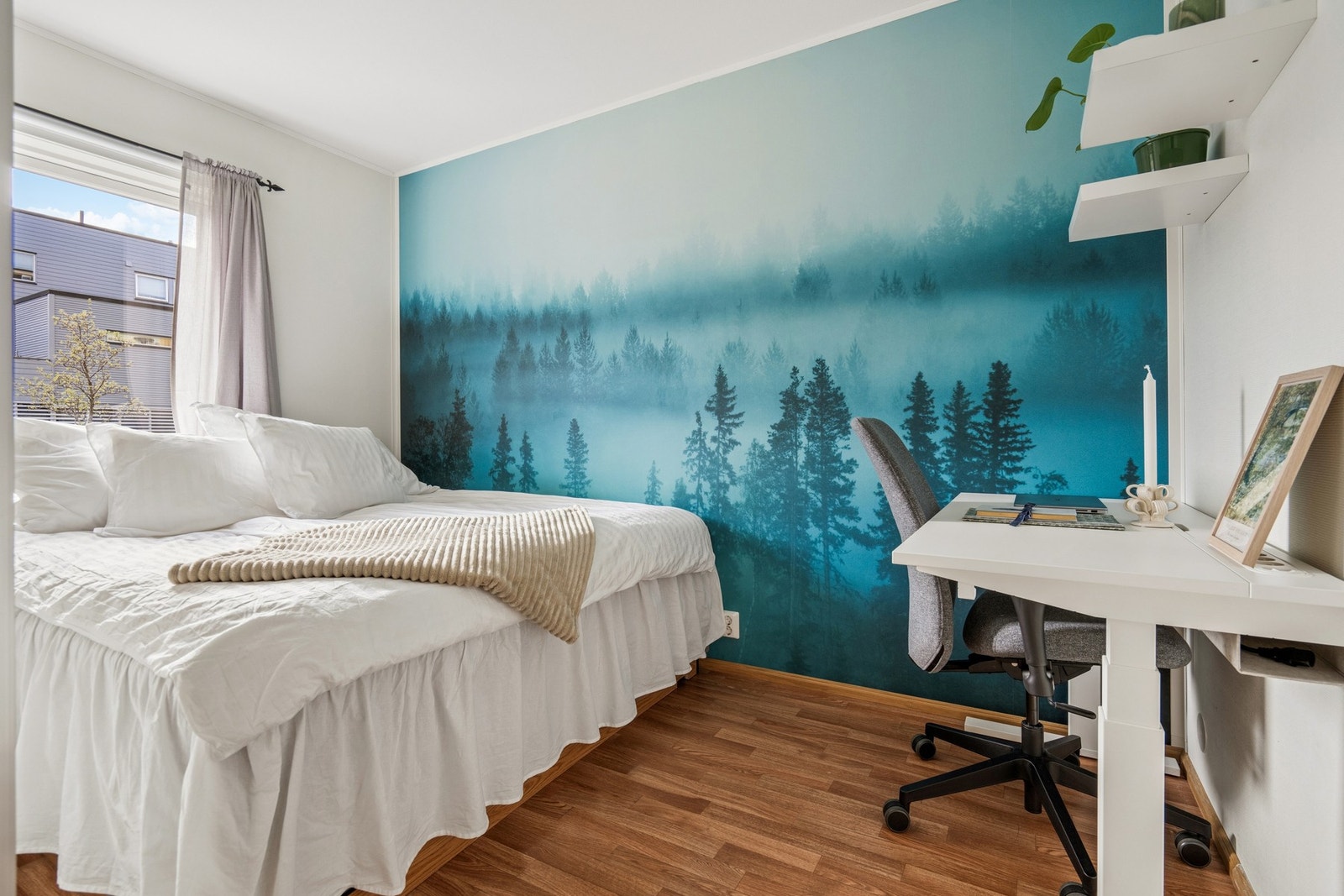 Soverommet har plass til dobbeltseng og en egen arbeidsplass. Galleribilde