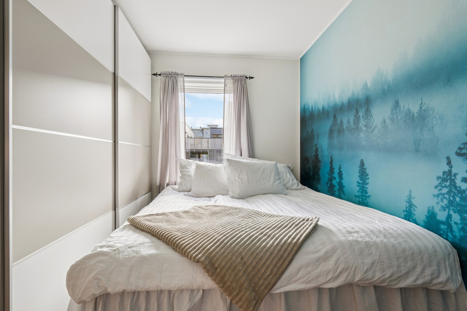 Rommet er innredet med en romslig skyvedørsgarderobe for effektiv oppbevaring. Galleribilde