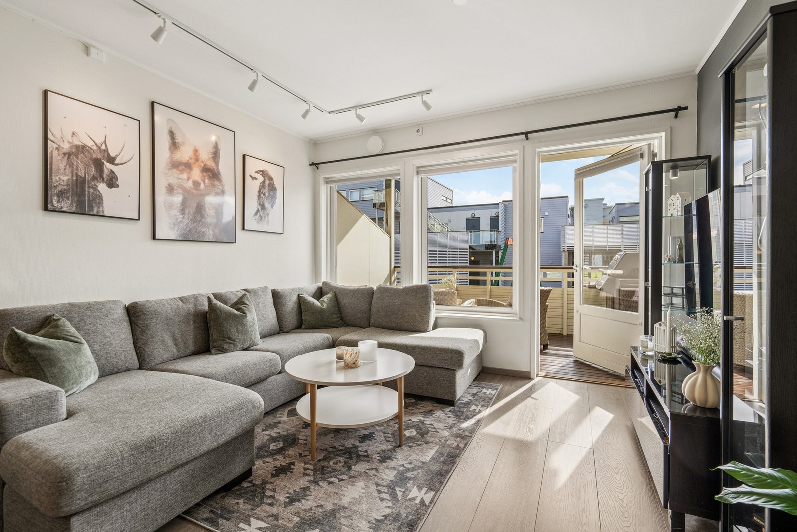 Fra stuen er det direkte utgang til en solrik, takoverbygd terrasse på cirka 8 m². Galleribilde