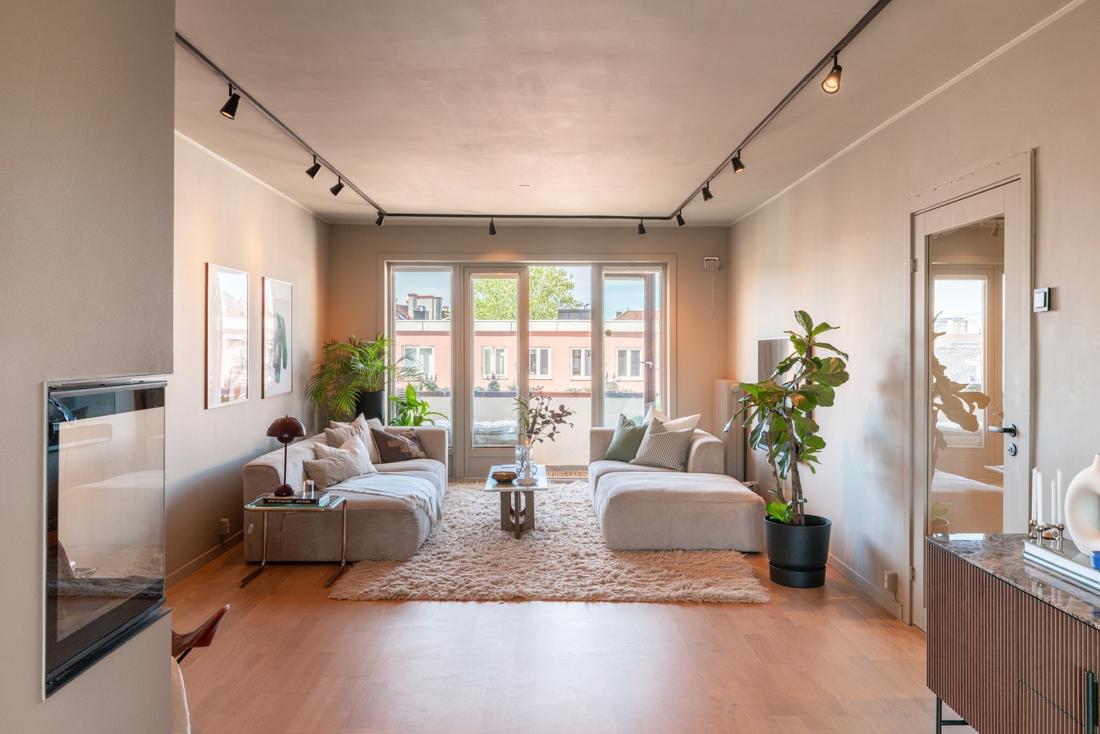 Store vindusflater som slipper inn rikelig med naturlig lys Galleribilde