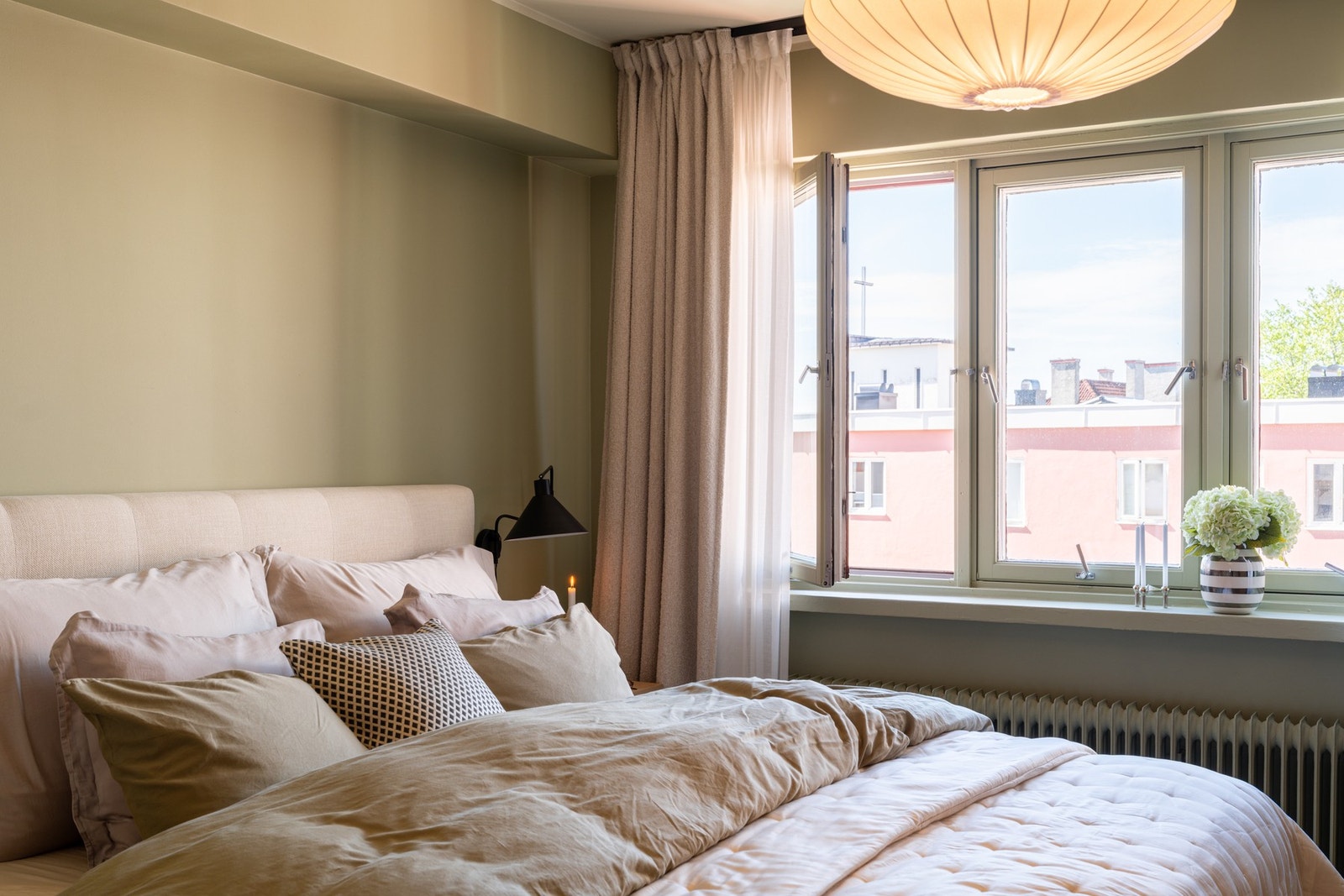 Hovedsoverom vendt mot rolig bakgård. God oppvaringsplass i stor garderobe Galleribilde