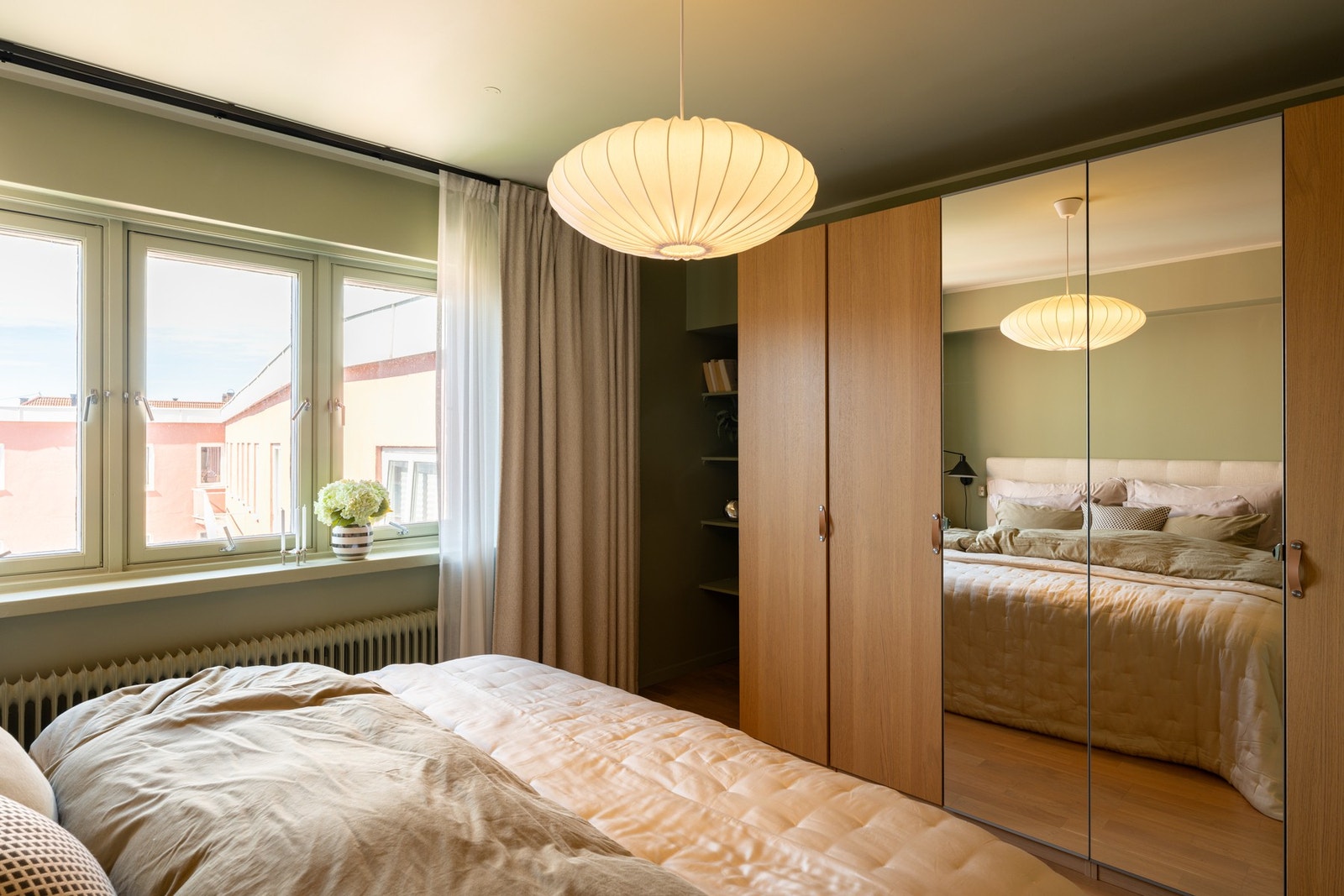 Hovedsoverom vendt mot rolig bakgård. God oppvaringsplass i stor garderobe Galleribilde