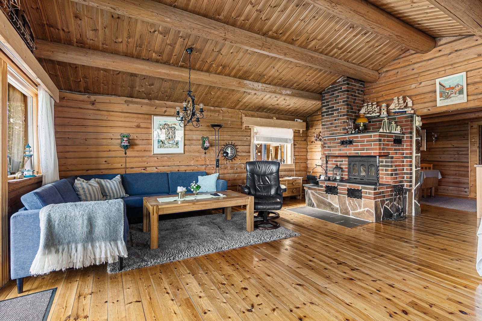 Stuen har både peis og vedovn, hvor pipa er skiferbelagt. Galleribilde
