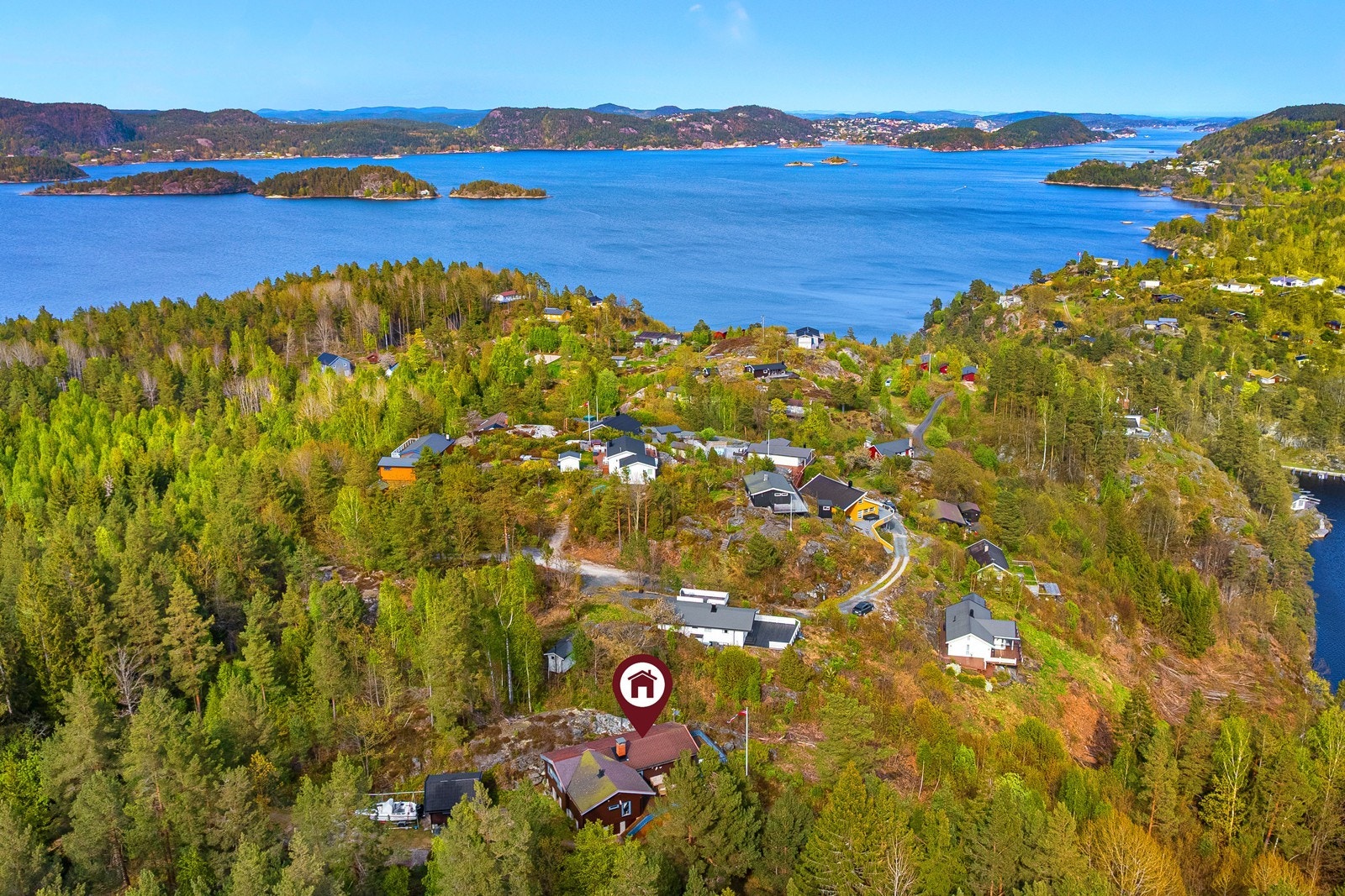 Fra Knipen er det ca 12-13 minutter med hurtiggående båt inn til Kragerø sentrum, som på sommeren er et yrende ferieparadis. Galleribilde