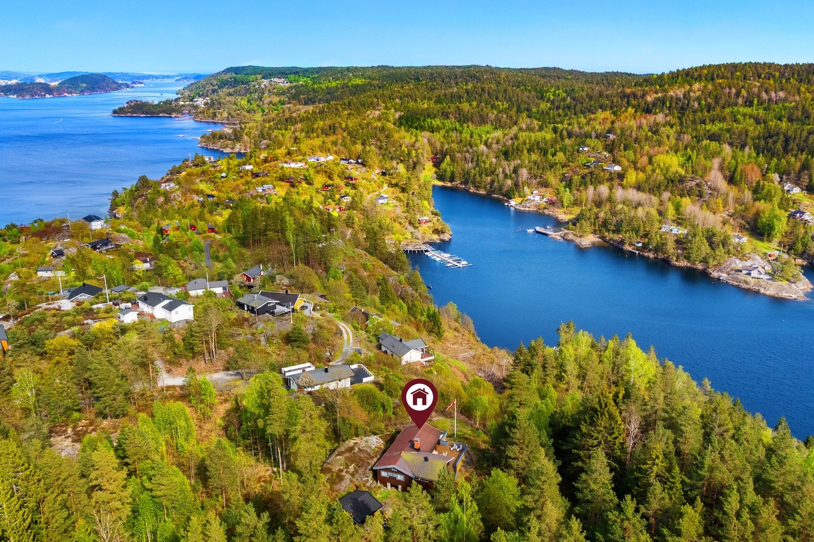 Fra hytta er det kort vei ned til sjøen hvor det er flotte, barnevennlige fellesarealer med sandstrand, stupebrett, badebrygge, sandvolleyballbane og områder for ballspill og lek. Galleribilde