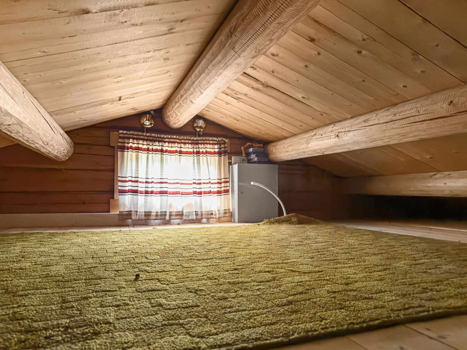 Fra stue/spisestue er det loftsluke med adkomst til hemsrom. Nåværende eier har benyttet hemsen til ekstra sengeplasser. Det bemerkes at hemsrommet ikke er godkjent for varig opphold / ikke godkjent som soverom. Galleribilde
