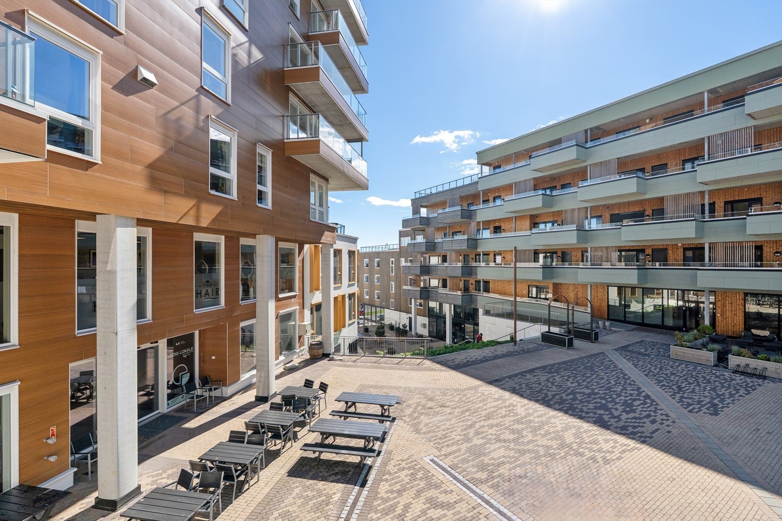 Utsikt fra balkongen til den trivelige torgplassen i Grandkvartalet. Galleribilde