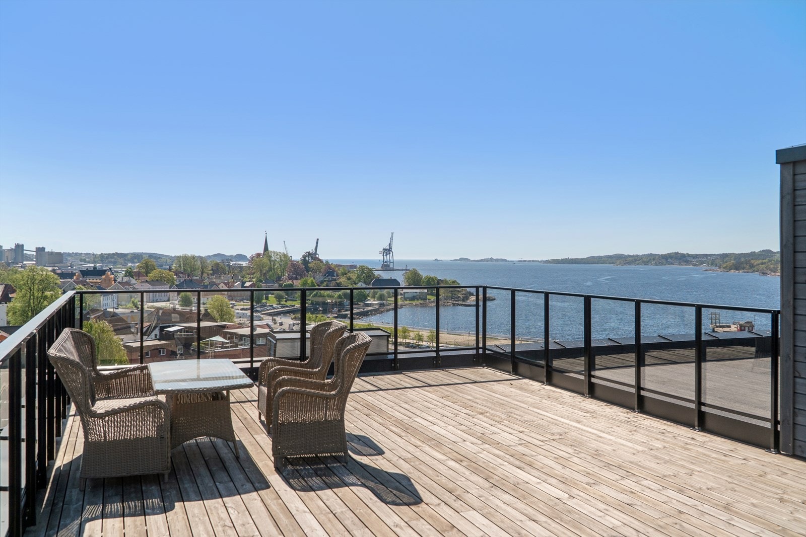 Leiligheten har tilgang til en unik felles takterrasse med fantastiske sol og utsiktsforhold. Galleribilde