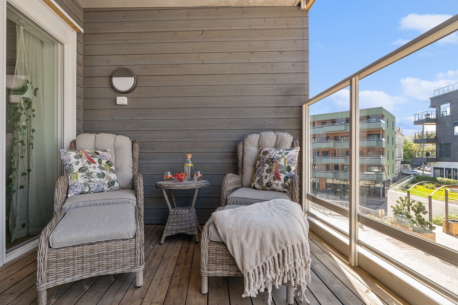 Balkongen har plass for stoler, spisebord, grill etc. Galleribilde
