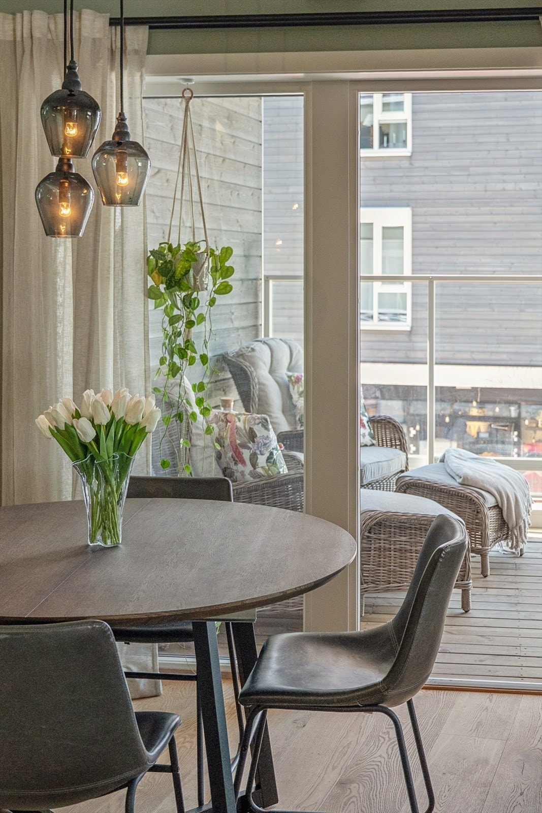 Fra spiestuen går du direkte ut til en romslig overbygget balkong. Galleribilde