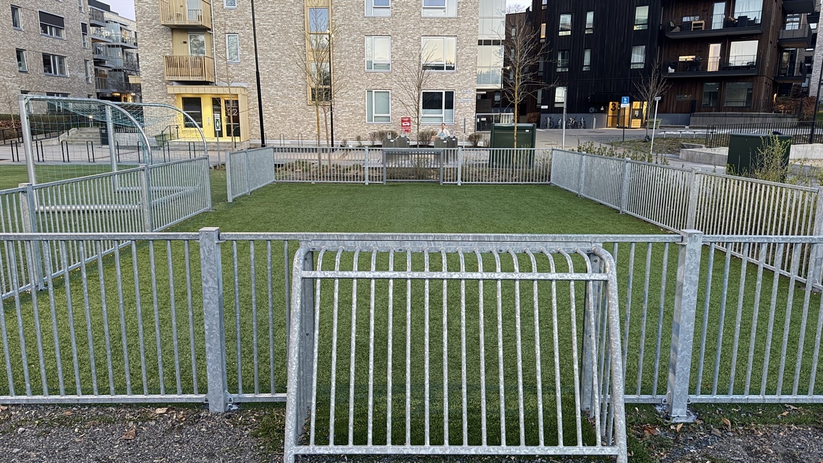 Moderne boligområde med nærhet til grøntområde og lekeplass, ideelt for familier som ønsker et trygt og trivelig nabolag. Selgers private bilde. Galleribilde