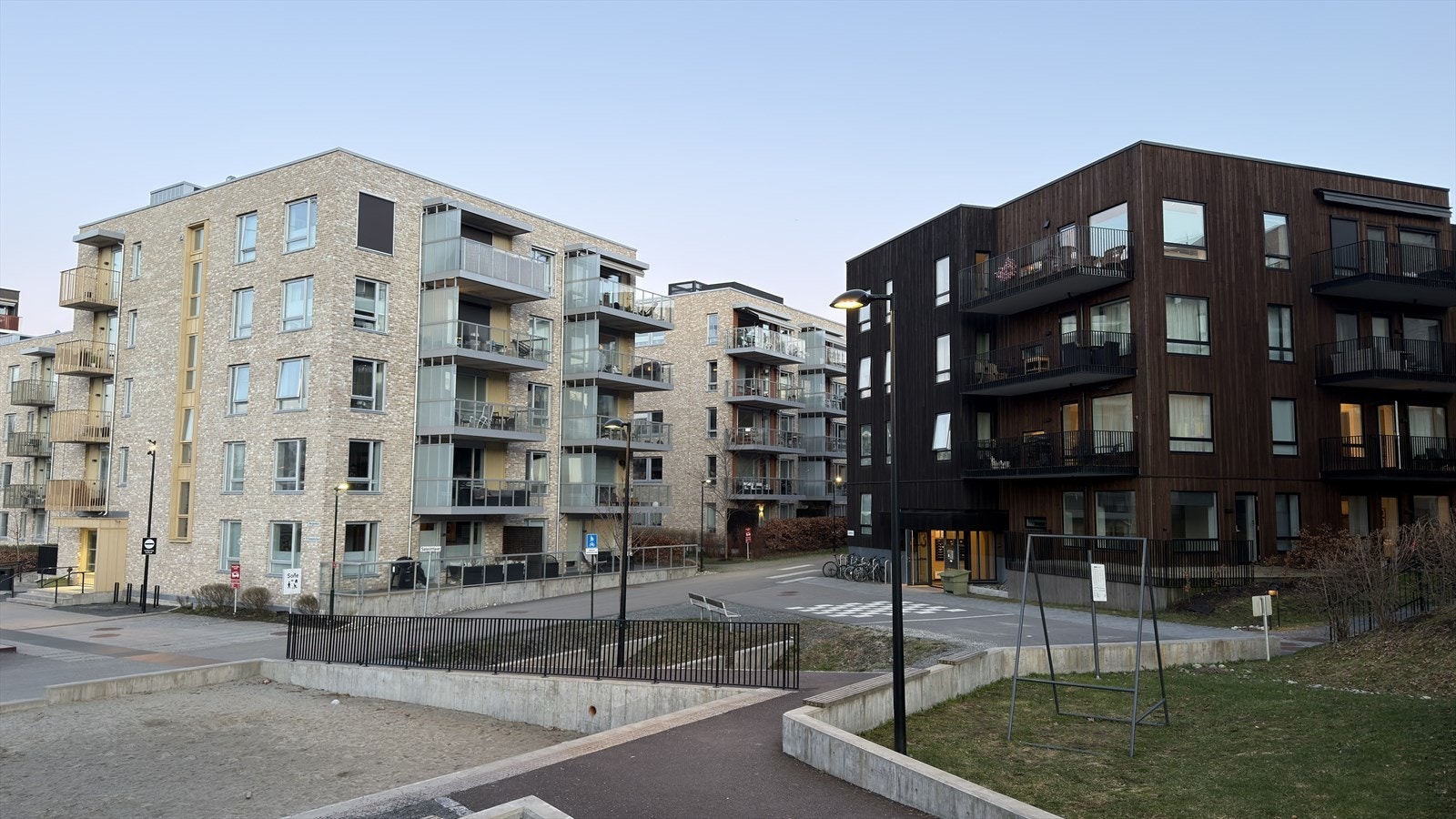 Leiligheten ligger fint til på hjørnet av bygget. Selgers private bilde. Galleribilde