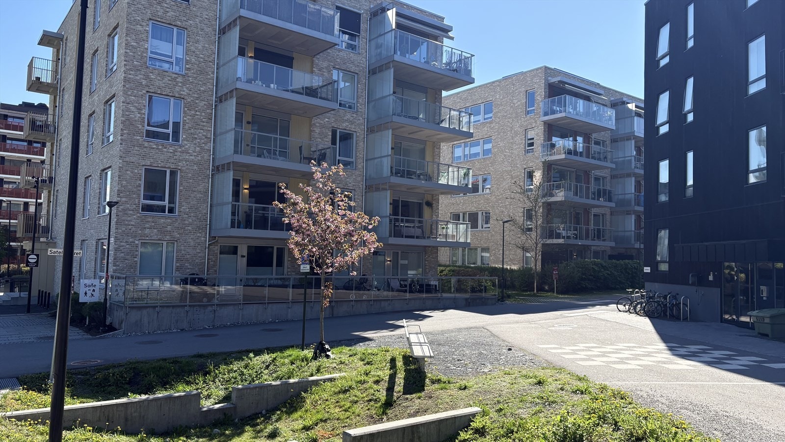 Leilighet i andre etasje, i hjørnet av bygget. Selgers private bilde. Galleribilde