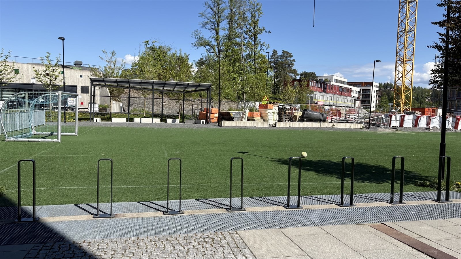 Solrik beliggenhet med moderne kunstgressbane. Perfekt for aktiv livsstil og familieaktiviteter. Nærhet til byens fasiliteter og grøntområder. Selgers private bilde. Galleribilde