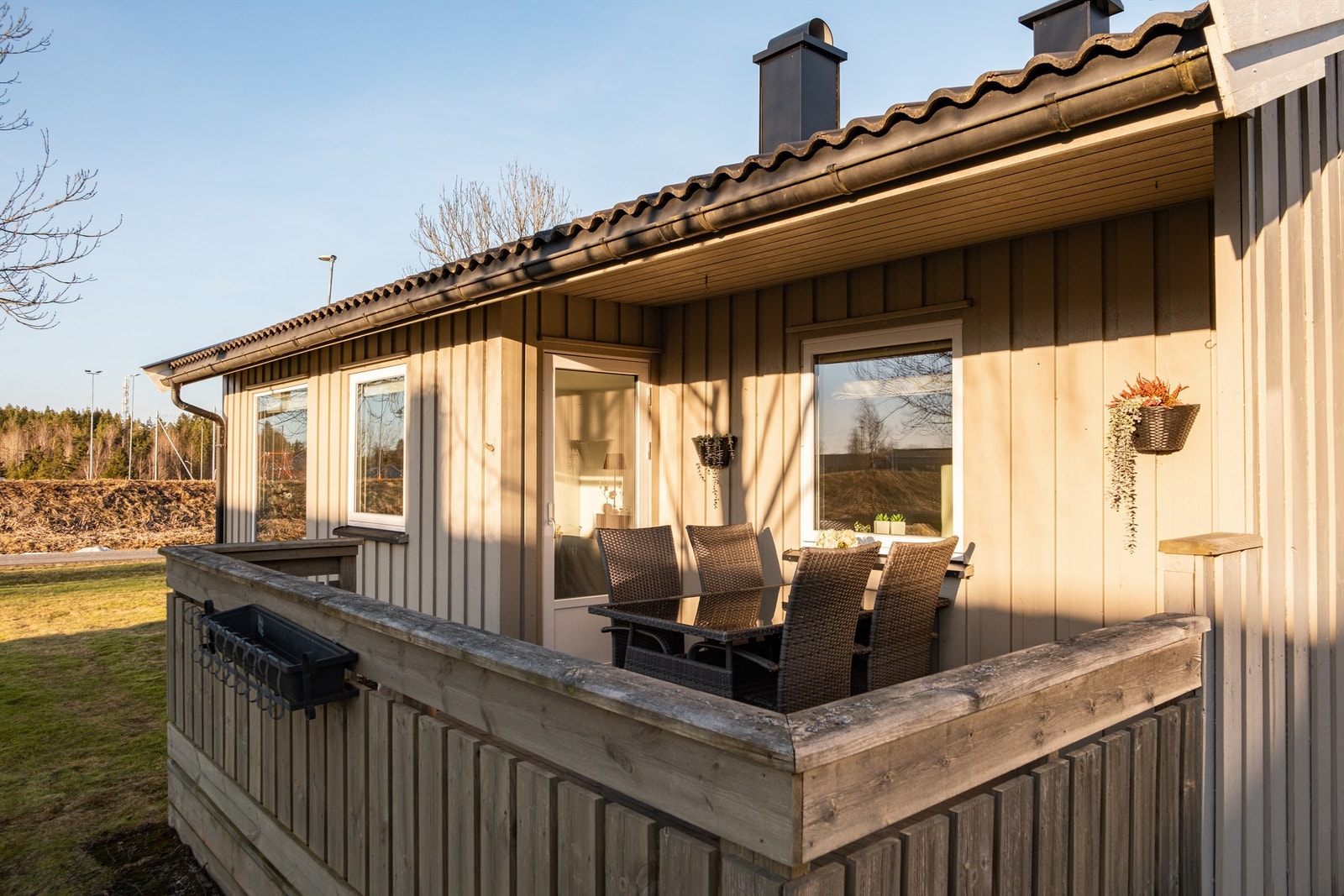 Hyggelig uteområde med terrasse og hage, gode solforhold og skjermet beliggenhet. Galleribilde