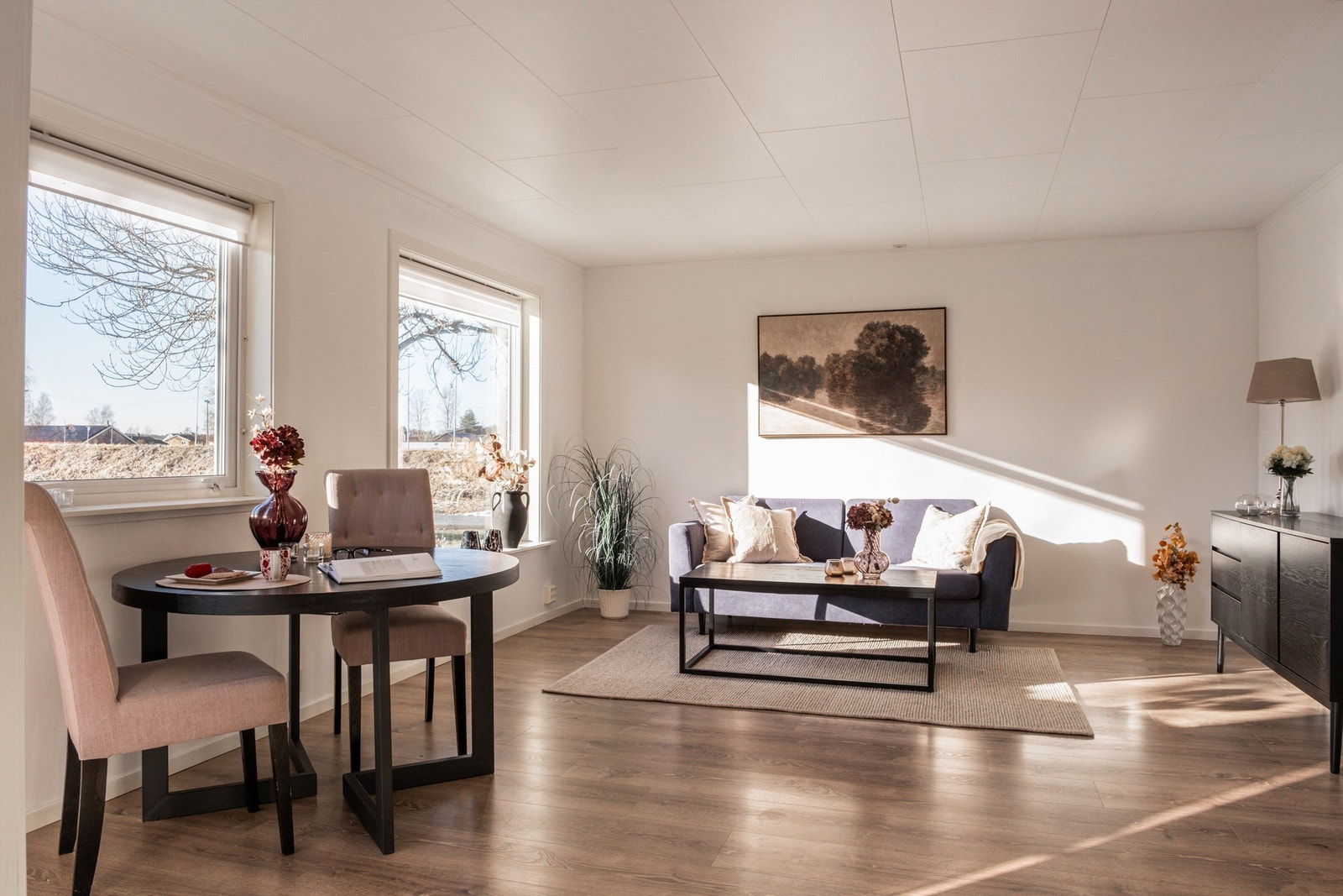 Stue med god takhøyde og store vindusflater som gir rikelig med naturlig lys. Galleribilde