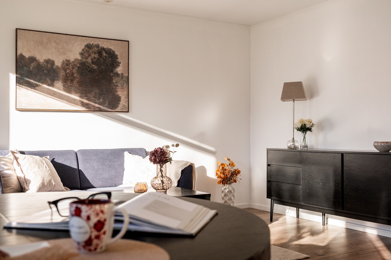 Lyse overflater og gjennomgående gulv gir et helhetlig og tidløst preg. Galleribilde