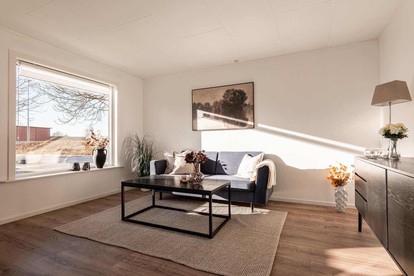 Oppholdsrom med god gulvflate og fleksible møbleringsmuligheter. Galleribilde