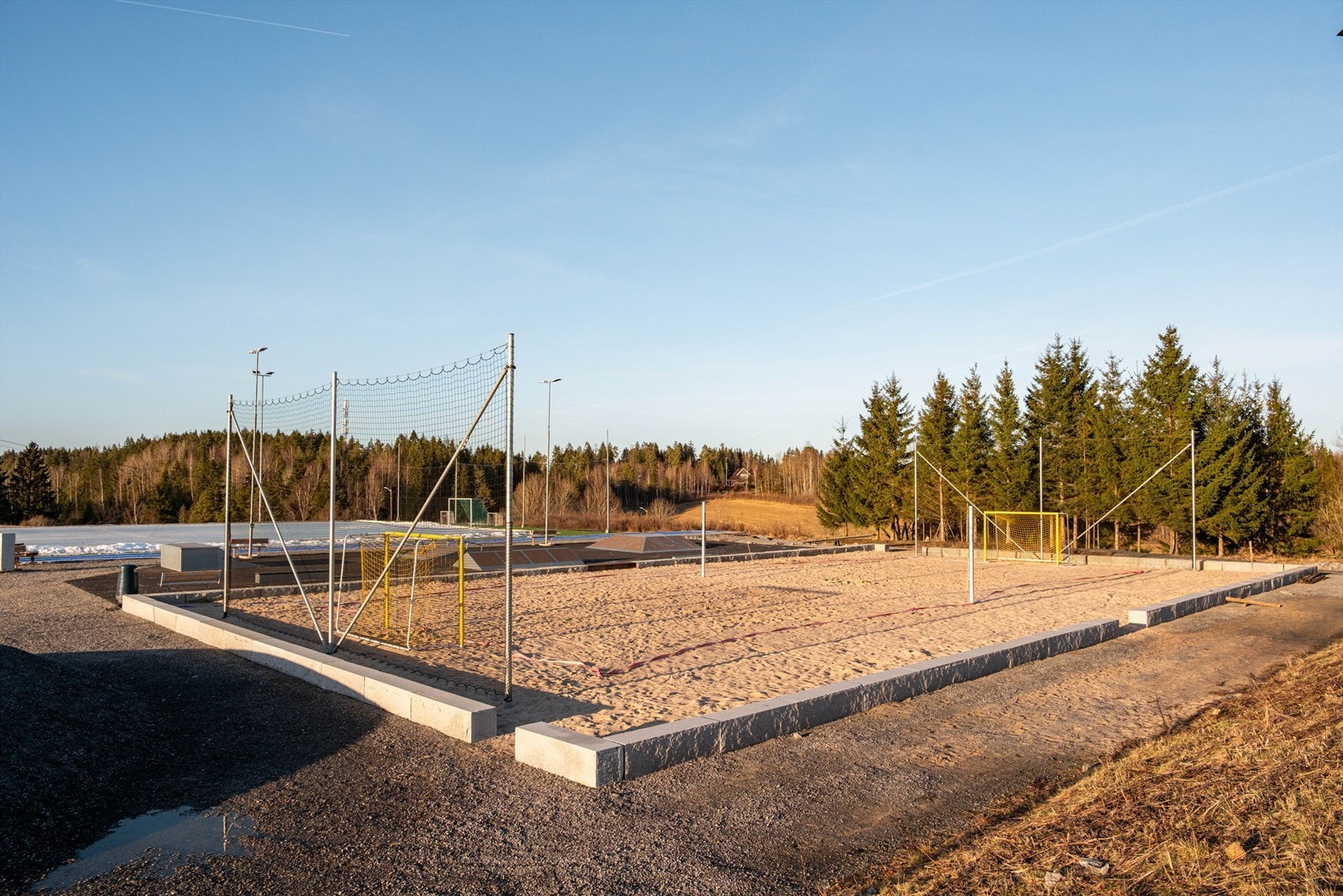 Sandvolleyballbane i umiddelbar nærhet - et populært samlingspunkt i sommerhalvåret. Galleribilde