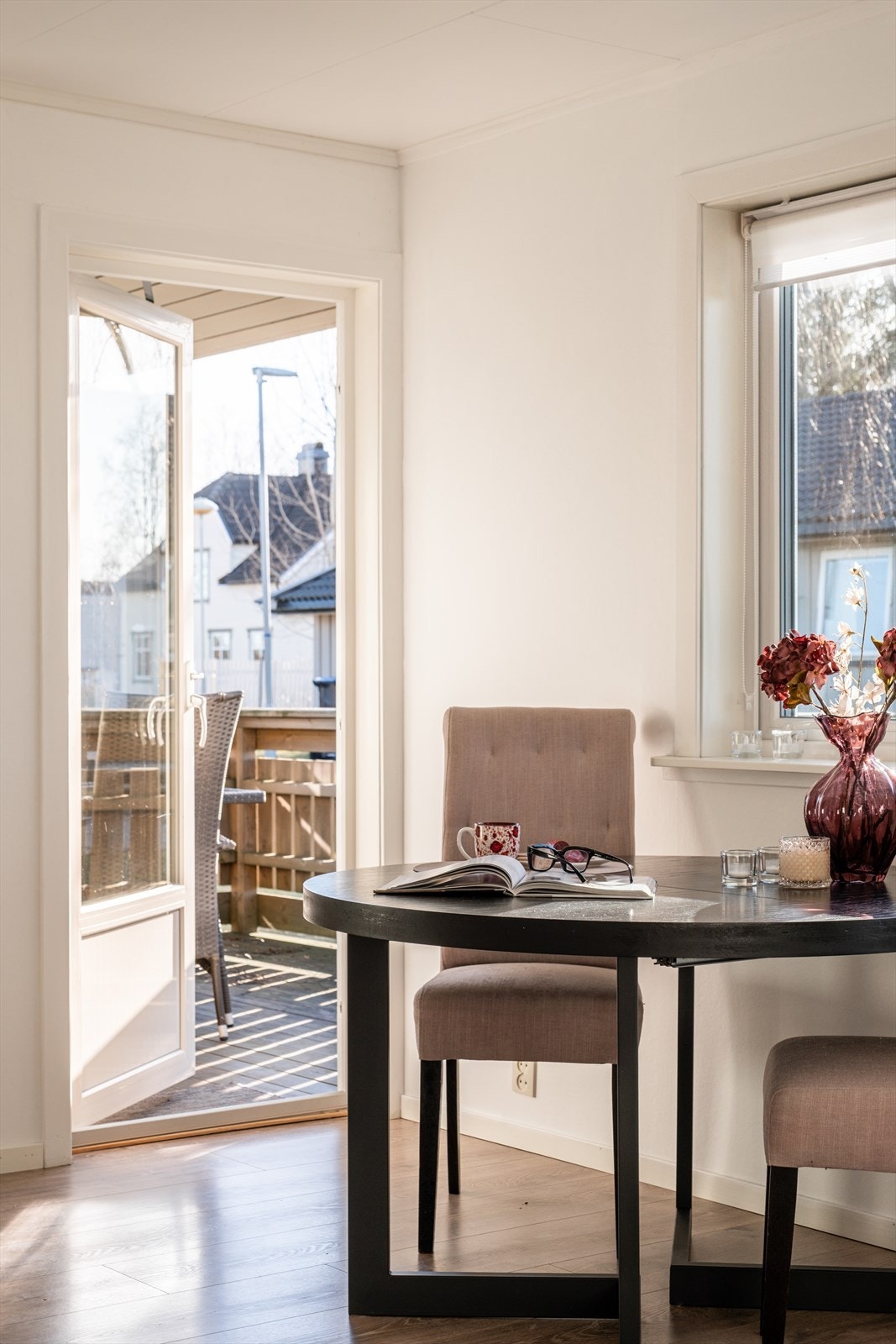 Spiseplass i tilknytning til kjøkken med utgang til terrasse - ideelt for både hverdagsbruk og sosiale sammenkomster. Galleribilde