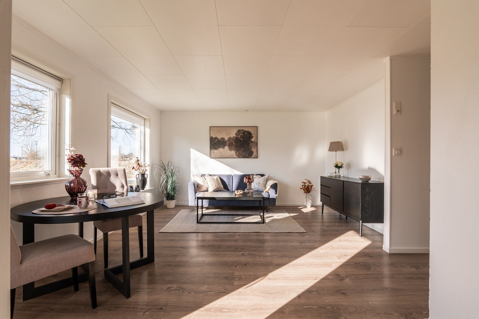 Romslig og lys stue med store vindusflater og gode møbleringsmuligheter. Galleribilde