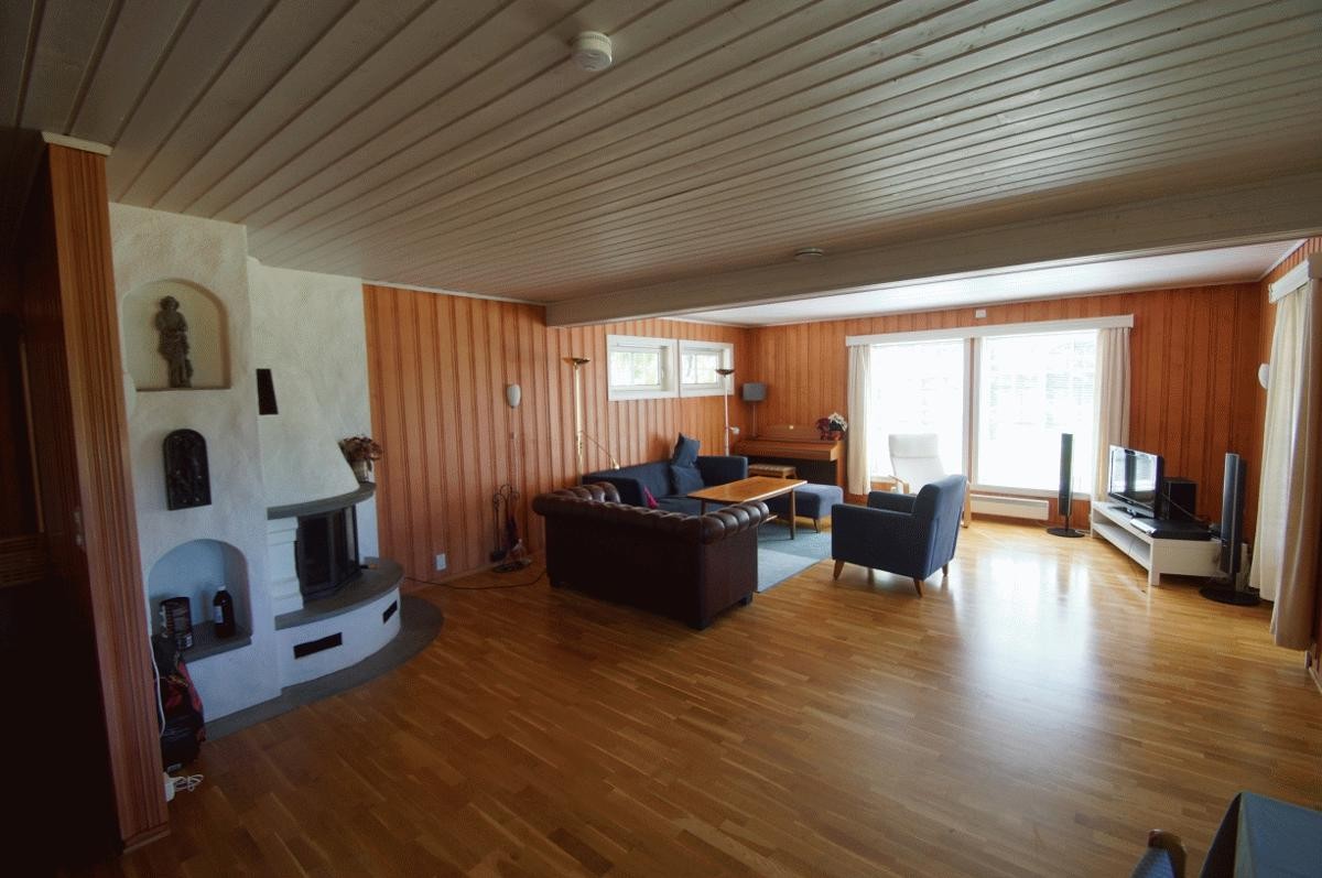 Livingroom pict 1 (el. piano, fireplace) Galleribilde