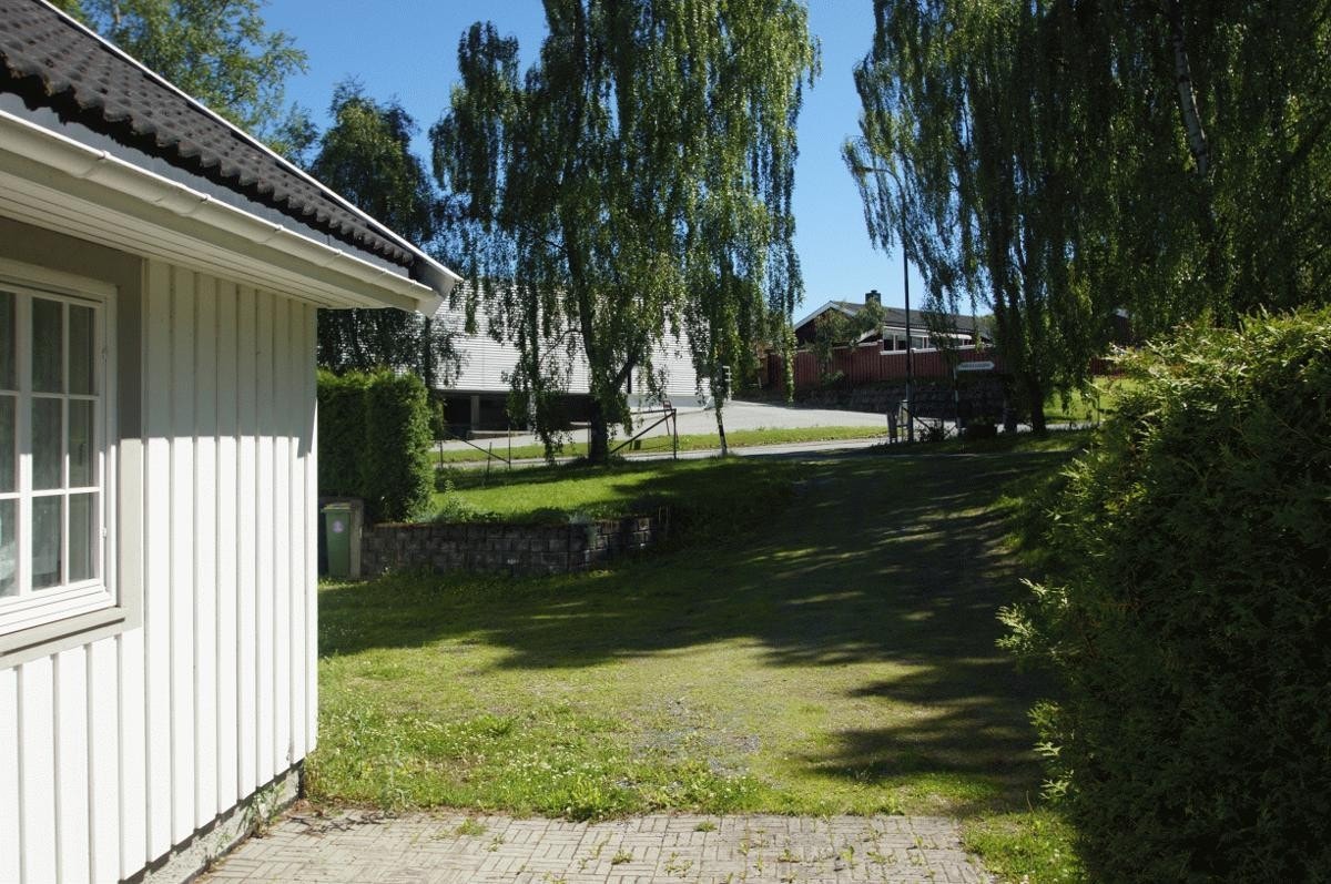 Grocery shop w/post as neighbour Galleribilde
