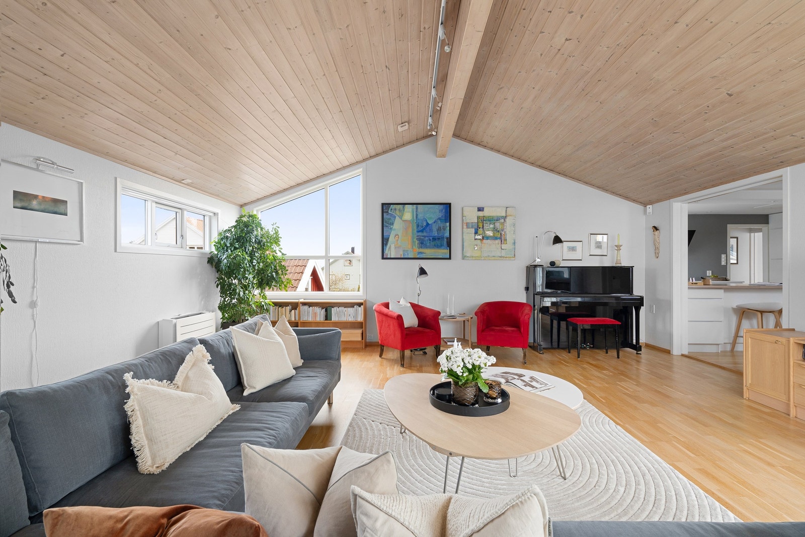 Den er også av meget god størrelse og har rikelig med plass til stor salong og ekstra sittegruppe. Galleribilde
