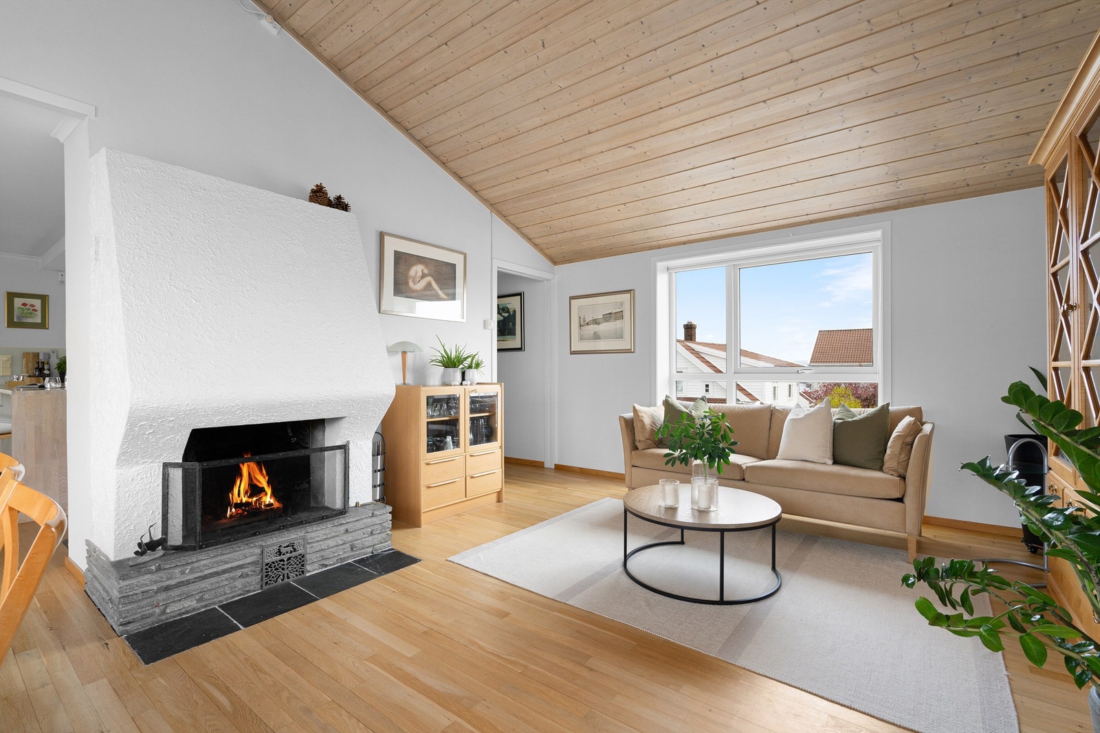 Det er plass til stort spisebord, sittegruppe samt sofa, noe som gjør det til et sosialt og meget bruksvennlig rom. Galleribilde
