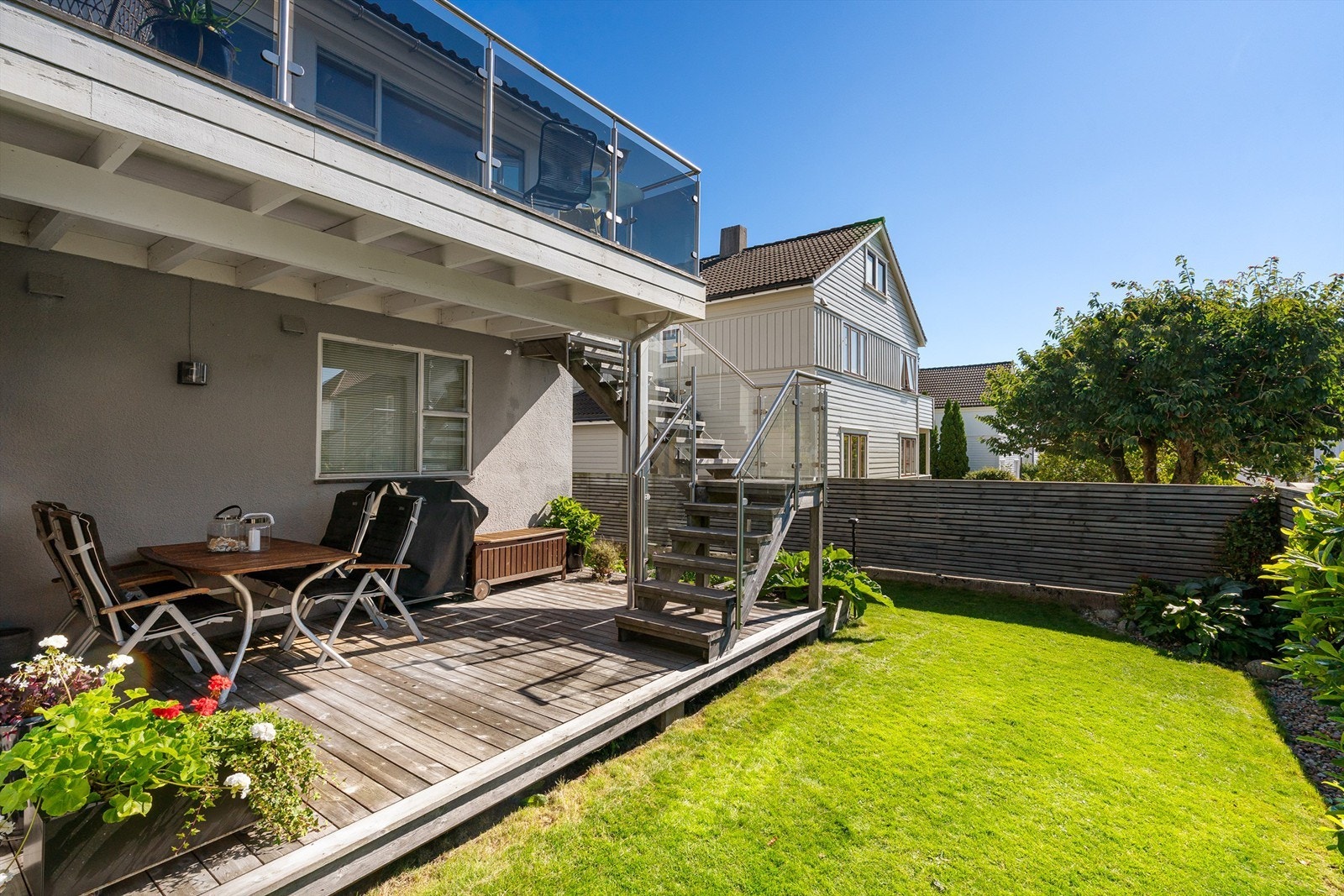 Fin hage og godt skjermet hage og terrasse. Trapp opp til terrasse i øverste etasje. Galleribilde