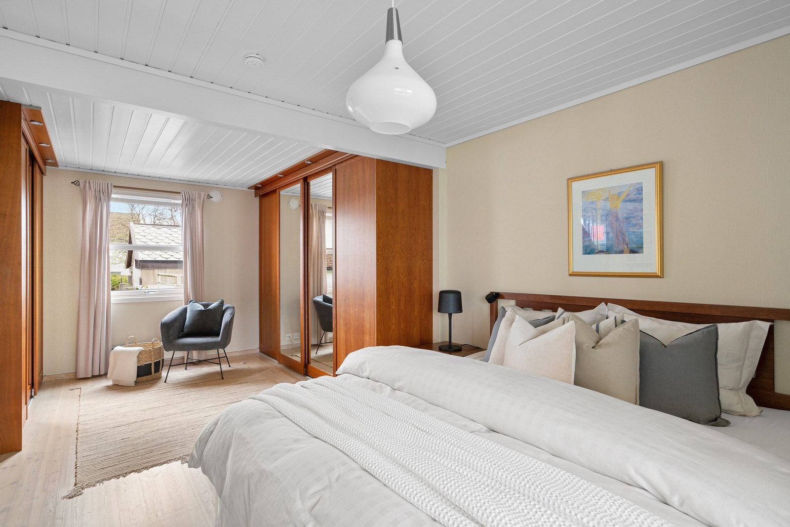 Det er heltre furu på gulv, malte vegger og panel i tak. Rikelig med plass til stor dobbeltseng ,nattbord og sittegruppe. Det er skyvedørsgarderobe med oppbevarinsplass, som medfølger. Galleribilde