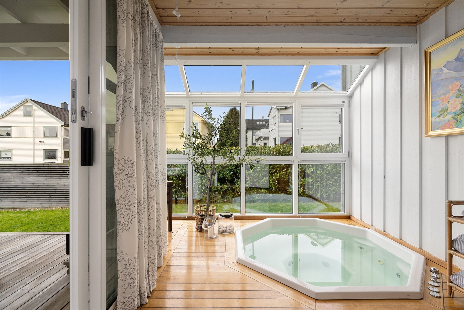 Hagestue med Jacuzzi. Herfra har man direkte utgang til terrasse og hage. Galleribilde