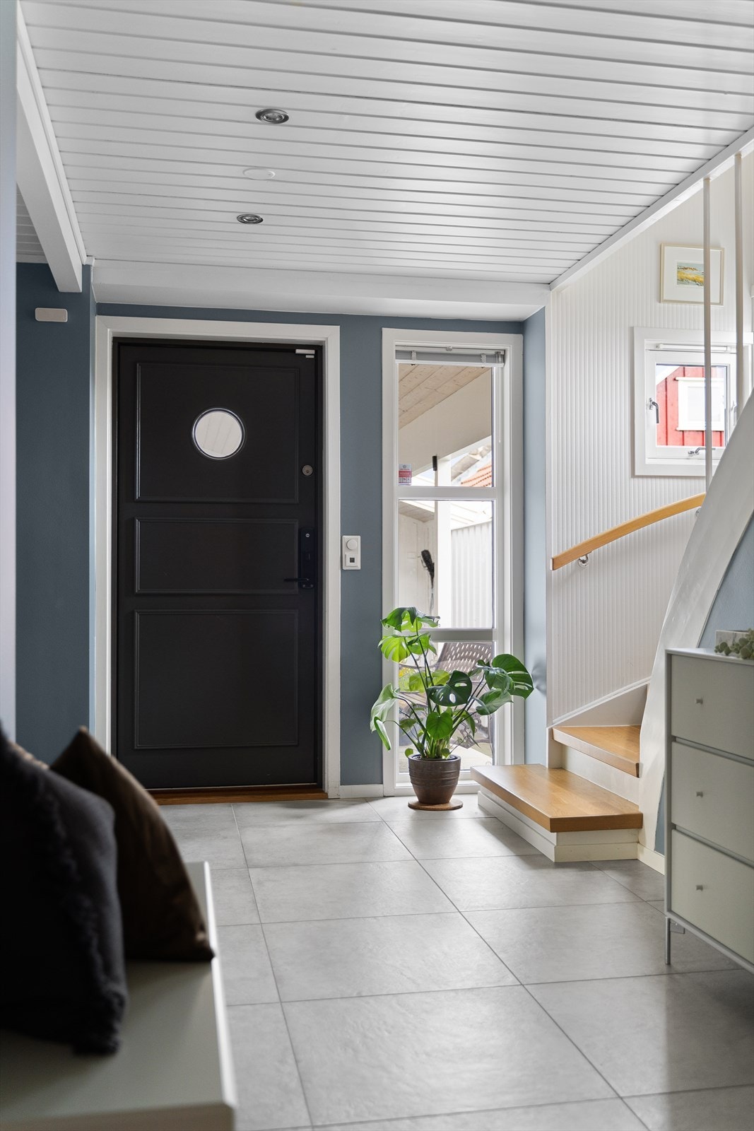 I boligens første etasje har man 3 soverom, bad, gjestewc ,hagestue med jacuzzi og direkte utgang til hage, samt romslig entré . Galleribilde