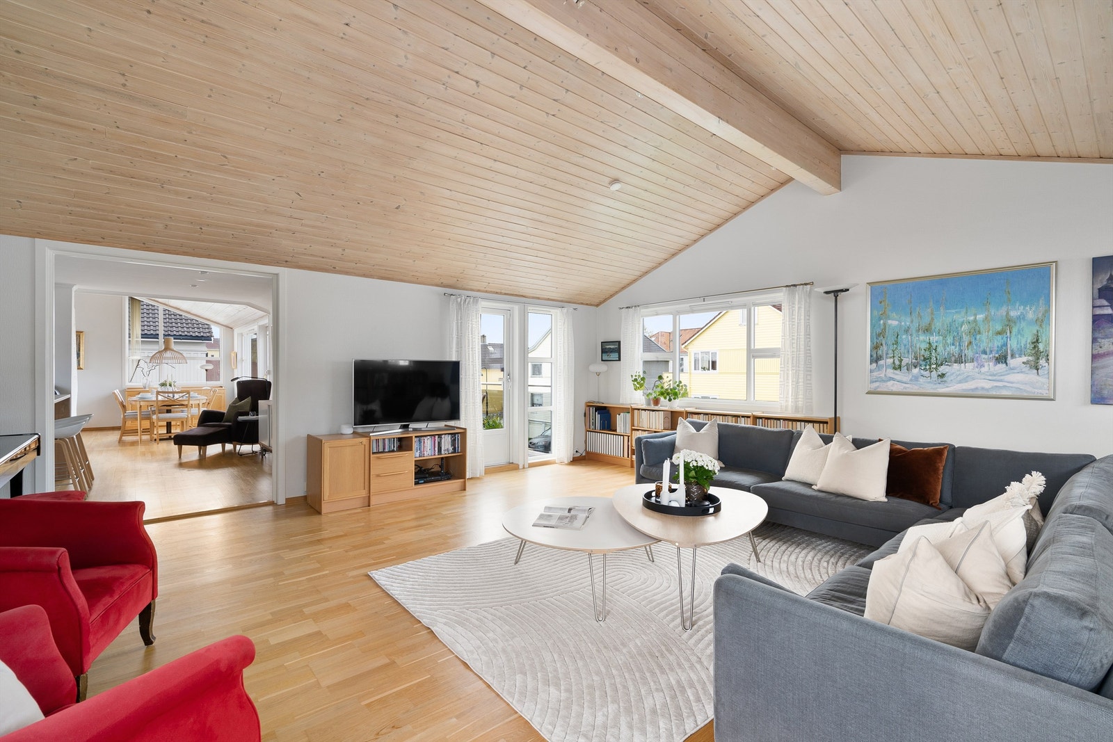 Fra stue kan man også gå ut til den solrike terrassen. Galleribilde