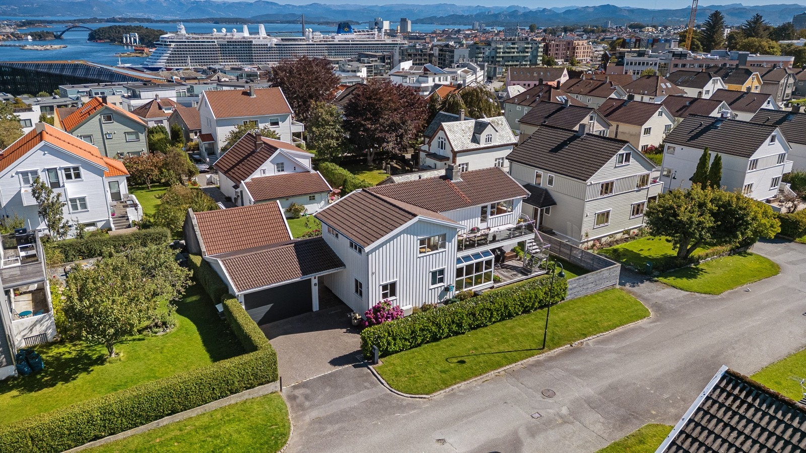 Velkommen til Jens Tvedts gate 9, en meget innholdsrik og fin enebolig med solrik og flott tomt, i umiddelbar nærhet til Kampen skole og Stavanger sentrum. ( Foto: Arve Gravdal ) Galleribilde