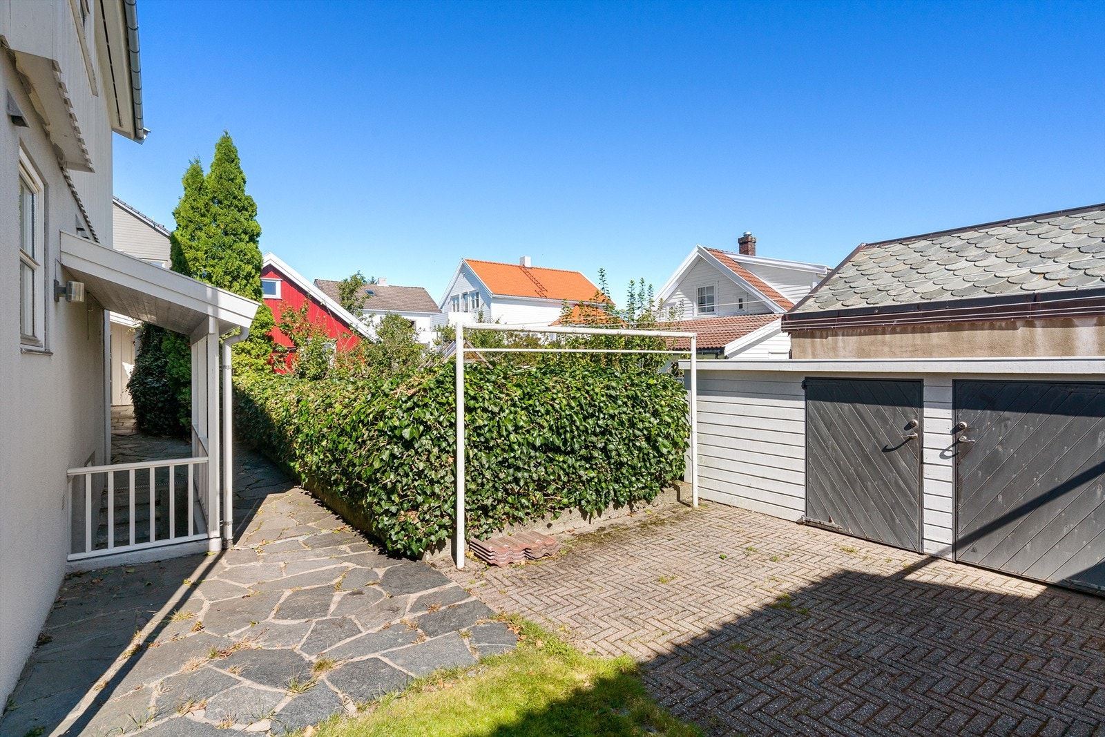 På baksiden av boligen er det bod samt inngang til u.etg. Galleribilde