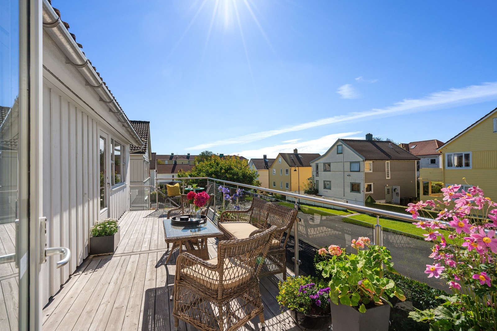 Solrik og fin terrasse som man kommer til fra både stue og kjøkken/spisestue/peisstue. Det er i tillegg trapp ned fra terrassen til hagen. Galleribilde