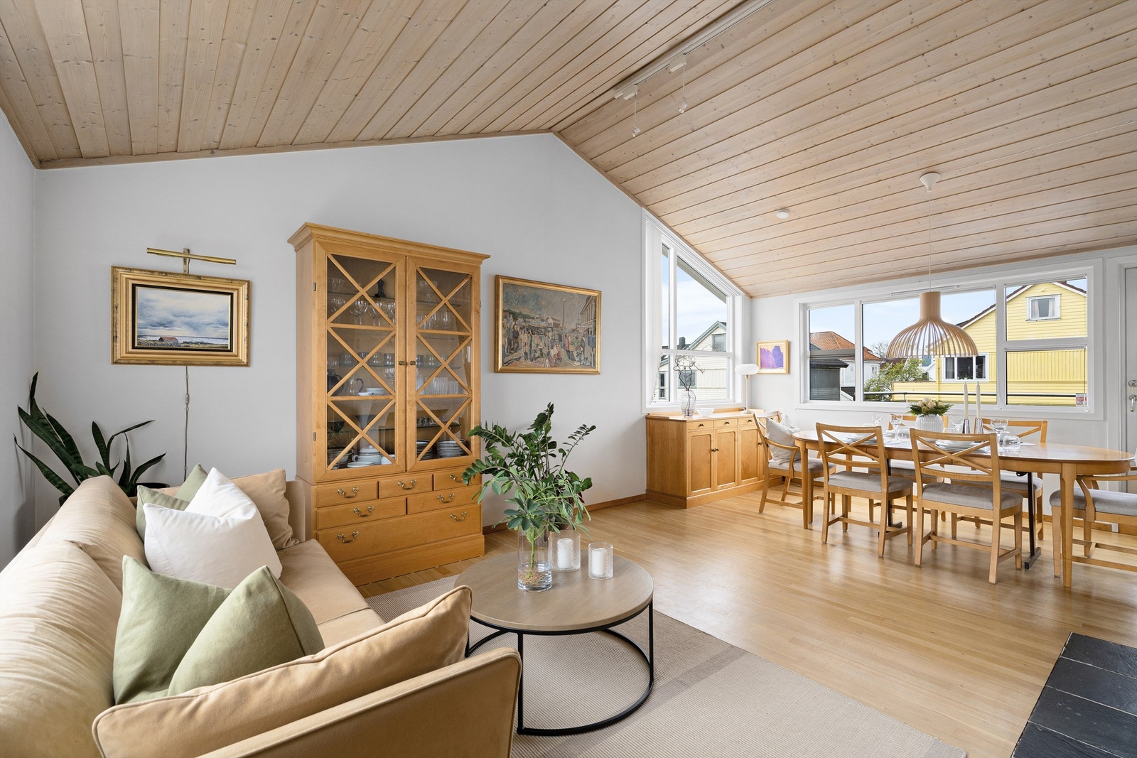 Åpent romfølelse, meget god takhøyde. Det er utgang til vestvendt og solrik terrasse. Galleribilde